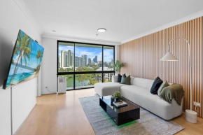 The Hideaway - Riverside Central Surfers 2BR Apartment with Parking and Pool